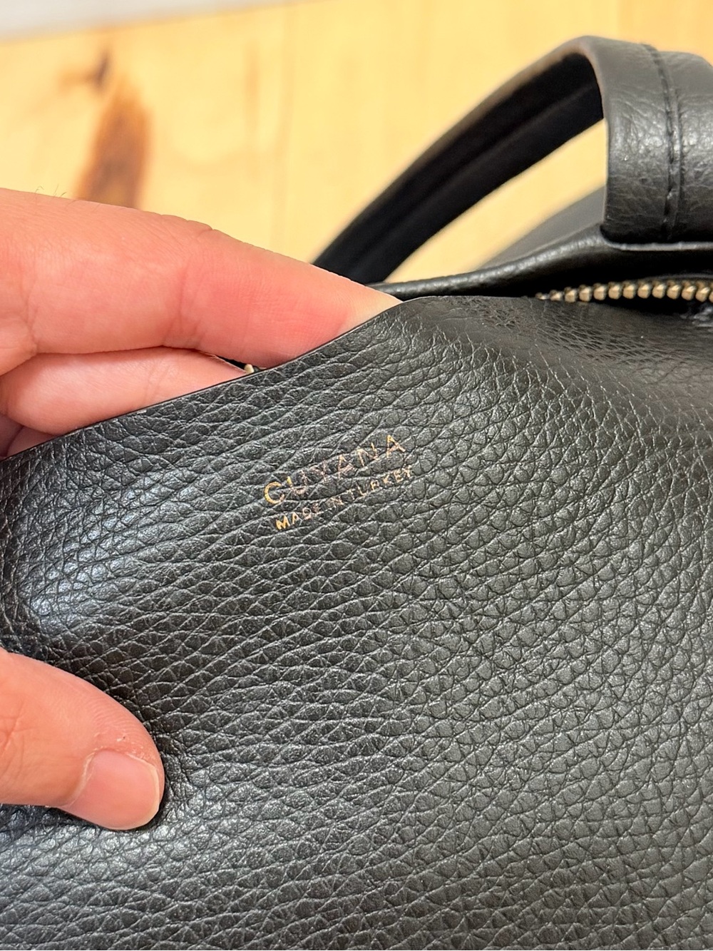 Cuyana Small Easy Zipper Leather Tote Shoulder Bag - Picture 5 of 8